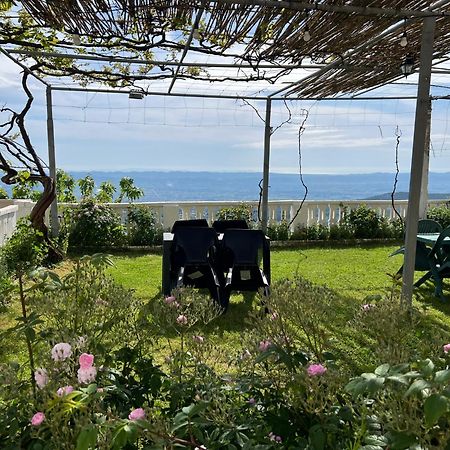 Garden Villa Guni Крує Екстер'єр фото
