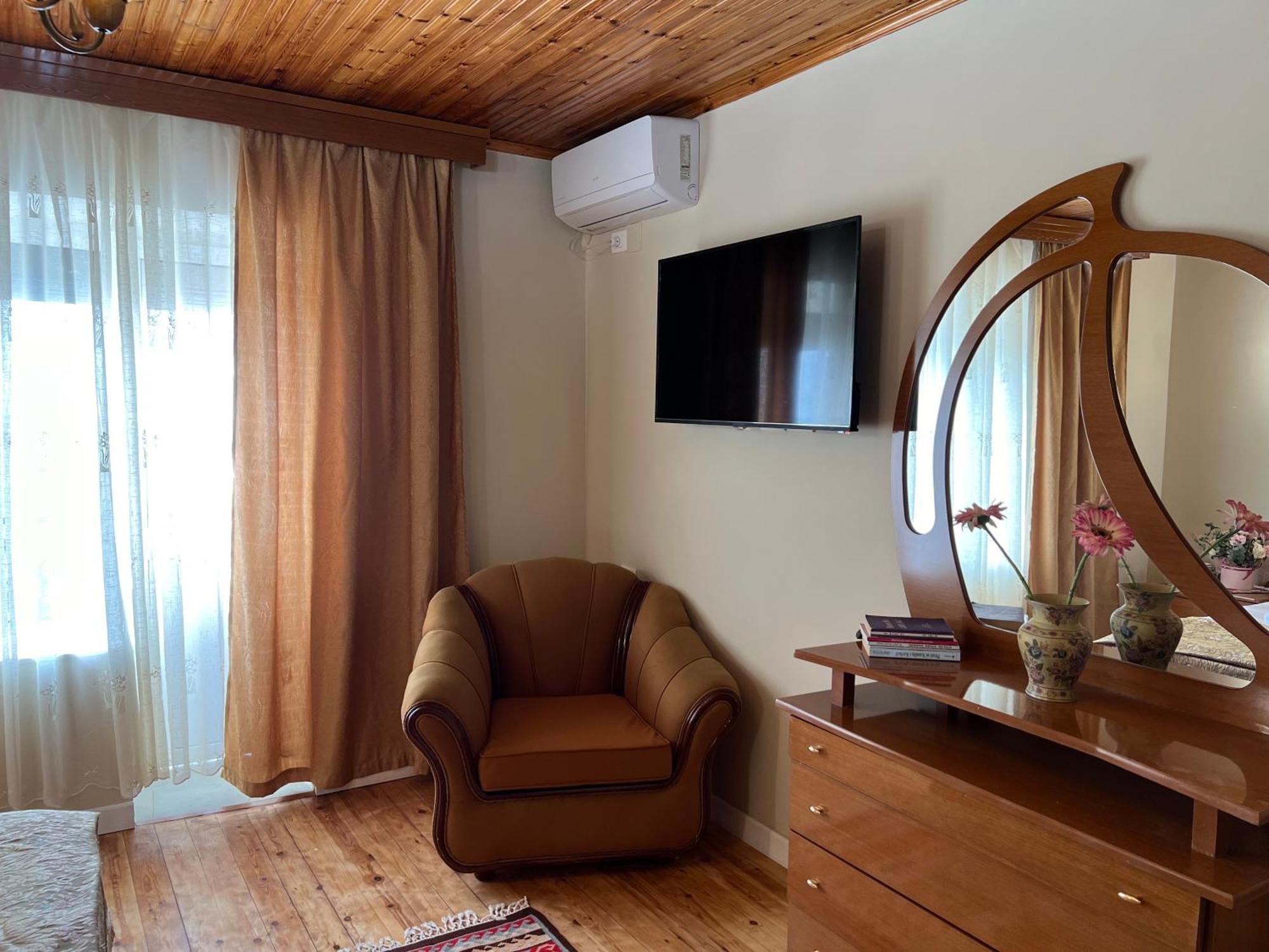 Garden Villa Guni Крує Екстер'єр фото