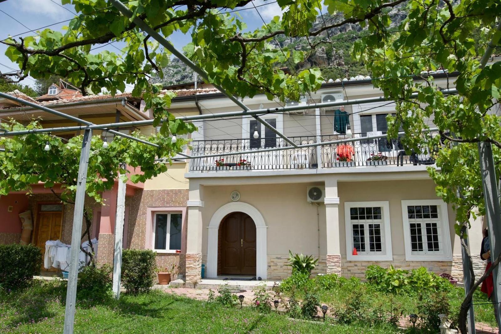 Garden Villa Guni Крує Екстер'єр фото