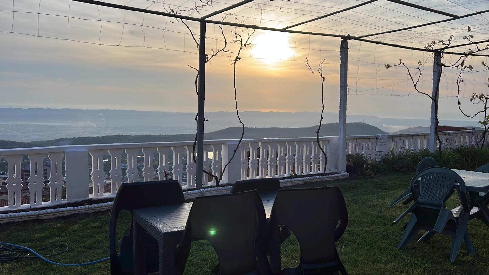 Garden Villa Guni Крує Екстер'єр фото
