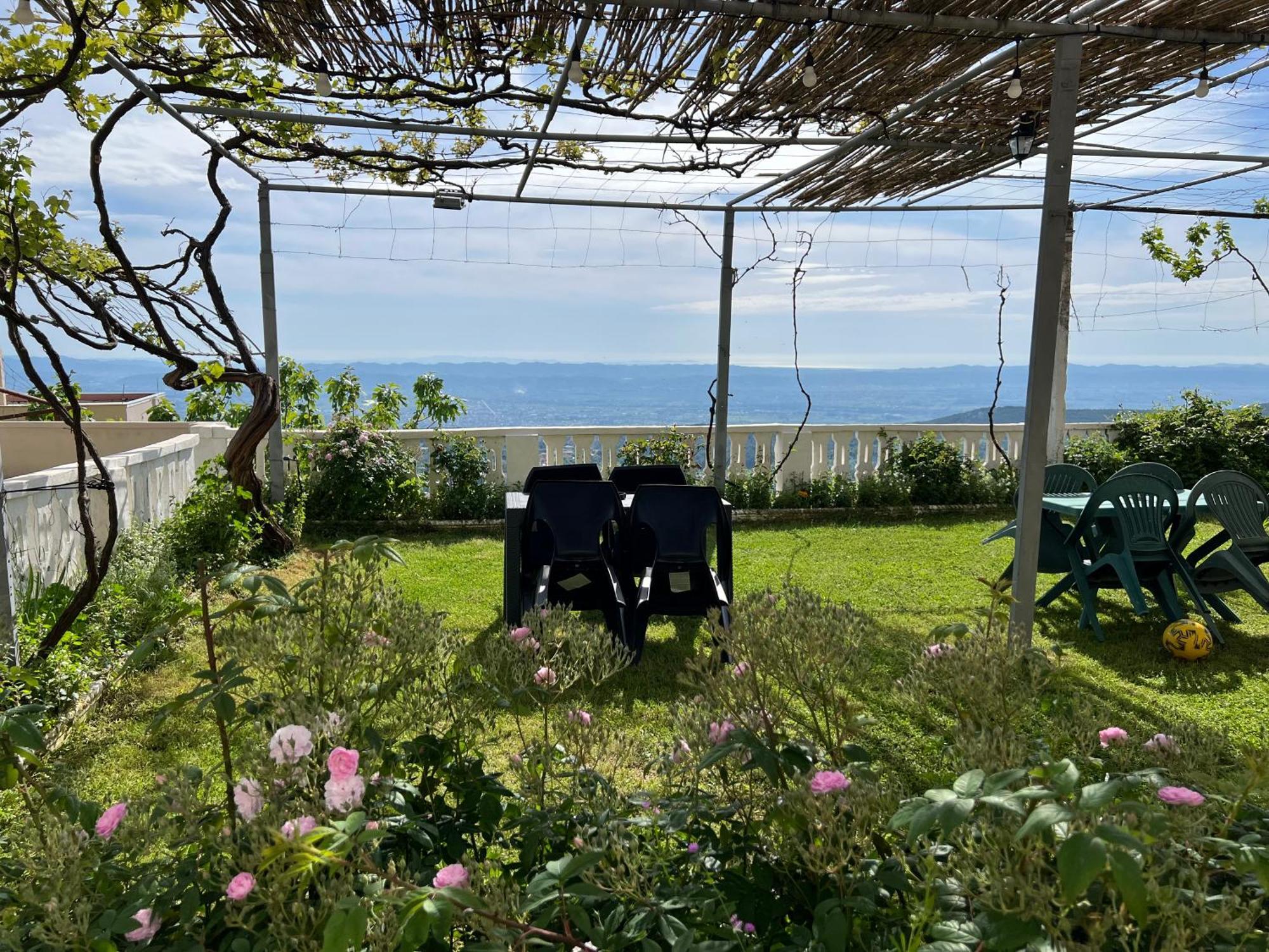 Garden Villa Guni Крує Екстер'єр фото