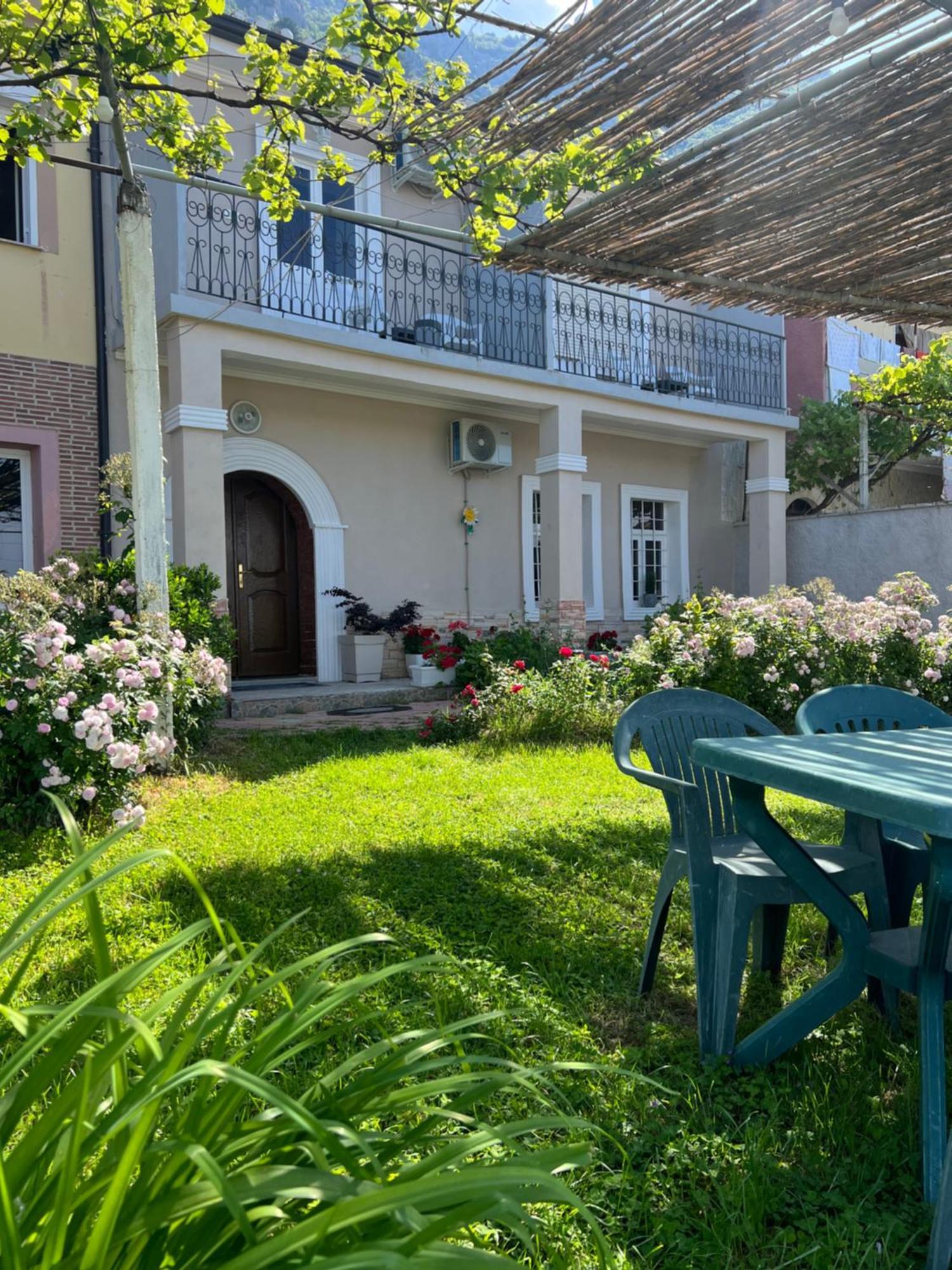 Garden Villa Guni Крує Екстер'єр фото